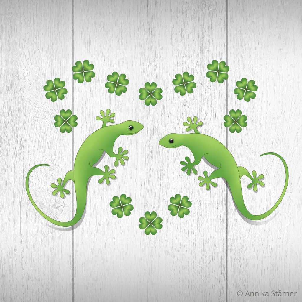 Illustration "Sommarlycka". Två gröna geckos sitter på en vit träpanel med fyrklöver i en hjärtformad ring.